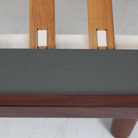 Hans J. Wegnerがデザインし、Getama社によって製造されたこちらのシングルベッドフレームは、チーク材とブラックの合皮パネルが上品に調和した、北欧ビンテージならではの美しい佇まいが魅力です。ヘッドボードにはブラックガラスを載せた引き出し付きのナイトテーブルが備えられていますが、取り外しが可能な構造となっており、空間や用途に応じて柔軟にレイアウトできます。堅牢なスノコ構造で寝具の通気性にも優れ、実用性とデザイン性を兼ね備えた一点です。