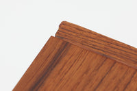 温かみのある木目が美しいチーク材を使用した、北欧ビンテージの小ぶりなローボードです。幅88cmとコンパクトながら、存在感のある佇まいで空間に上品なアクセントを加えます。引き戸の丸みを帯びた掘り込み取っ手や先細りの脚部など、シンプルながらも細部にまでこだわった北欧らしいデザインが魅力です。収納部には棚板が設けられていた形跡がありますが、現在は欠品しております。お気に入りの本や雑貨を飾るディスプレイ用としてもお楽しみいただけます。テレビ台やエントランスの収納など、多用途に活躍してくれる一台です。