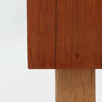 デンマーク製の小ぶりな北欧ビンテージボードで、チーク材とオーク材の組み合わせが上品な一台です。幅90cmとコンパクトながら、引き出し4杯とスライド扉付きの収納部を備え、実用性に優れています。丸いくり抜きの取っ手や直線的な脚部のデザインが軽快な印象を与え、どんな空間にも馴染みやすい造りです。背面の収納部には配線用の穴があり、オーディオや小型テレビ台としても活用可能です。経年により深みを増した木肌が、北欧家具ならではの味わいを感じさせます。