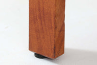 ビンテージ北欧家具の名門、デンマークのSoborg mobler社が手掛けたキャビネットです。デザイナーはChristian Hvidt(クリスチャン・ヴィッツ)。上質なマホガニー無垢材を贅沢に使用し、美しい木目と落ち着いた色合いが特徴的です。扉の意匠は4枚のパネルで構成され、シンプルながらも端正な印象を与えます。内部は左側に棚板、右側に引き出しを配置した実用的な収納設計。特にフレームや引き出しには指物(さしもの)による堅牢な組み方が施されており、デンマークの確かな家具製作技術を感じられます。脚付きのスタイルは床との間に適度な空間を作り出し、重厚な本体でありながら軽やかな印象を演出しています。リビングやダイニングルームでの使用に最適な、機能性とデザイン性を兼ね備えた逸品です。