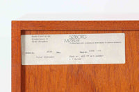 ビンテージ北欧家具の名門、デンマークのSoborg mobler社が手掛けたキャビネットです。デザイナーはChristian Hvidt(クリスチャン・ヴィッツ)。上質なマホガニー無垢材を贅沢に使用し、美しい木目と落ち着いた色合いが特徴的です。扉の意匠は4枚のパネルで構成され、シンプルながらも端正な印象を与えます。内部は左側に棚板、右側に引き出しを配置した実用的な収納設計。特にフレームや引き出しには指物(さしもの)による堅牢な組み方が施されており、デンマークの確かな家具製作技術を感じられます。脚付きのスタイルは床との間に適度な空間を作り出し、重厚な本体でありながら軽やかな印象を演出しています。リビングやダイニングルームでの使用に最適な、機能性とデザイン性を兼ね備えた逸品です。