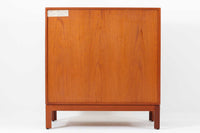 ビンテージ北欧家具の名門、デンマークのSoborg mobler社が手掛けたキャビネットです。デザイナーはChristian Hvidt(クリスチャン・ヴィッツ)。上質なマホガニー無垢材を贅沢に使用し、美しい木目と落ち着いた色合いが特徴的です。扉の意匠は4枚のパネルで構成され、シンプルながらも端正な印象を与えます。内部は左側に棚板、右側に引き出しを配置した実用的な収納設計。特にフレームや引き出しには指物(さしもの)による堅牢な組み方が施されており、デンマークの確かな家具製作技術を感じられます。脚付きのスタイルは床との間に適度な空間を作り出し、重厚な本体でありながら軽やかな印象を演出しています。リビングやダイニングルームでの使用に最適な、機能性とデザイン性を兼ね備えた逸品です。