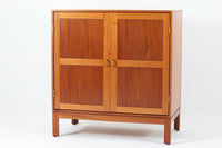 ビンテージ北欧家具の名門、デンマークのSoborg mobler社が手掛けたキャビネットです。デザイナーはChristian Hvidt(クリスチャン・ヴィッツ)。上質なマホガニー無垢材を贅沢に使用し、美しい木目と落ち着いた色合いが特徴的です。扉の意匠は4枚のパネルで構成され、シンプルながらも端正な印象を与えます。内部は左側に棚板、右側に引き出しを配置した実用的な収納設計。特にフレームや引き出しには指物(さしもの)による堅牢な組み方が施されており、デンマークの確かな家具製作技術を感じられます。脚付きのスタイルは床との間に適度な空間を作り出し、重厚な本体でありながら軽やかな印象を演出しています。リビングやダイニングルームでの使用に最適な、機能性とデザイン性を兼ね備えた逸品です。