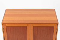 ビンテージ北欧家具の名門、デンマークのSoborg mobler社が手掛けたキャビネットです。デザイナーはChristian Hvidt(クリスチャン・ヴィッツ)。上質なマホガニー無垢材を贅沢に使用し、美しい木目と落ち着いた色合いが特徴的です。扉の意匠は4枚のパネルで構成され、シンプルながらも端正な印象を与えます。内部は左側に棚板、右側に引き出しを配置した実用的な収納設計。特にフレームや引き出しには指物(さしもの)による堅牢な組み方が施されており、デンマークの確かな家具製作技術を感じられます。脚付きのスタイルは床との間に適度な空間を作り出し、重厚な本体でありながら軽やかな印象を演出しています。リビングやダイニングルームでの使用に最適な、機能性とデザイン性を兼ね備えた逸品です。