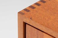 ビンテージ北欧家具の名門、デンマークのSoborg mobler社が手掛けたキャビネットです。デザイナーはChristian Hvidt(クリスチャン・ヴィッツ)。上質なマホガニー無垢材を贅沢に使用し、美しい木目と落ち着いた色合いが特徴的です。扉の意匠は4枚のパネルで構成され、シンプルながらも端正な印象を与えます。内部は左側に棚板、右側に引き出しを配置した実用的な収納設計。特にフレームや引き出しには指物(さしもの)による堅牢な組み方が施されており、デンマークの確かな家具製作技術を感じられます。脚付きのスタイルは床との間に適度な空間を作り出し、重厚な本体でありながら軽やかな印象を演出しています。リビングやダイニングルームでの使用に最適な、機能性とデザイン性を兼ね備えた逸品です。