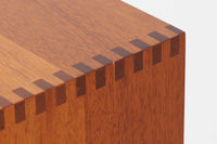 ビンテージ北欧家具の名門、デンマークのSoborg mobler社が手掛けたキャビネットです。デザイナーはChristian Hvidt(クリスチャン・ヴィッツ)。上質なマホガニー無垢材を贅沢に使用し、美しい木目と落ち着いた色合いが特徴的です。扉の意匠は4枚のパネルで構成され、シンプルながらも端正な印象を与えます。内部は左側に棚板、右側に引き出しを配置した実用的な収納設計。特にフレームや引き出しには指物(さしもの)による堅牢な組み方が施されており、デンマークの確かな家具製作技術を感じられます。脚付きのスタイルは床との間に適度な空間を作り出し、重厚な本体でありながら軽やかな印象を演出しています。リビングやダイニングルームでの使用に最適な、機能性とデザイン性を兼ね備えた逸品です。