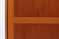 ビンテージ北欧家具の名門、デンマークのSoborg mobler社が手掛けたキャビネットです。デザイナーはChristian Hvidt(クリスチャン・ヴィッツ)。上質なマホガニー無垢材を贅沢に使用し、美しい木目と落ち着いた色合いが特徴的です。扉の意匠は4枚のパネルで構成され、シンプルながらも端正な印象を与えます。内部は左側に棚板、右側に引き出しを配置した実用的な収納設計。特にフレームや引き出しには指物(さしもの)による堅牢な組み方が施されており、デンマークの確かな家具製作技術を感じられます。脚付きのスタイルは床との間に適度な空間を作り出し、重厚な本体でありながら軽やかな印象を演出しています。リビングやダイニングルームでの使用に最適な、機能性とデザイン性を兼ね備えた逸品です。