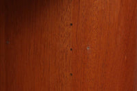 ビンテージ北欧家具の名門、デンマークのSoborg mobler社が手掛けたキャビネットです。デザイナーはChristian Hvidt(クリスチャン・ヴィッツ)。上質なマホガニー無垢材を贅沢に使用し、美しい木目と落ち着いた色合いが特徴的です。扉の意匠は4枚のパネルで構成され、シンプルながらも端正な印象を与えます。内部は左側に棚板、右側に引き出しを配置した実用的な収納設計。特にフレームや引き出しには指物(さしもの)による堅牢な組み方が施されており、デンマークの確かな家具製作技術を感じられます。脚付きのスタイルは床との間に適度な空間を作り出し、重厚な本体でありながら軽やかな印象を演出しています。リビングやダイニングルームでの使用に最適な、機能性とデザイン性を兼ね備えた逸品です。