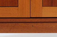 ビンテージ北欧家具の名門、デンマークのSoborg mobler社が手掛けたキャビネットです。デザイナーはChristian Hvidt(クリスチャン・ヴィッツ)。上質なマホガニー無垢材を贅沢に使用し、美しい木目と落ち着いた色合いが特徴的です。扉の意匠は4枚のパネルで構成され、シンプルながらも端正な印象を与えます。内部は左側に棚板、右側に引き出しを配置した実用的な収納設計。特にフレームや引き出しには指物(さしもの)による堅牢な組み方が施されており、デンマークの確かな家具製作技術を感じられます。脚付きのスタイルは床との間に適度な空間を作り出し、重厚な本体でありながら軽やかな印象を演出しています。リビングやダイニングルームでの使用に最適な、機能性とデザイン性を兼ね備えた逸品です。