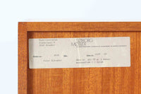 ビンテージ北欧家具の名門、デンマークのSoborg mobler社が手掛けたキャビネットです。デザイナーはChristian Hvidt(クリスチャン・ヴィッツ)。上質なマホガニー無垢材を贅沢に使用し、美しい木目と落ち着いた色合いが特徴的です。扉の意匠は4枚のパネルで構成され、シンプルながらも端正な印象を与えます。内部は左側に棚板、右側にファイルドロワーを配置した実用的な収納設計。特にフレームには指物(さしもの)による堅牢な組み方が施されており、デンマークの確かな家具製作技術を感じられます。脚付きのスタイルは床との間に適度な空間を作り出し、重厚な本体でありながら軽やかな印象を演出しています。リビングやダイニングルームでの使用に最適な、機能性とデザイン性を兼ね備えた逸品です。