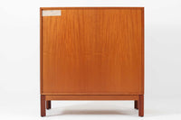 ビンテージ北欧家具の名門、デンマークのSoborg mobler社が手掛けたキャビネットです。デザイナーはChristian Hvidt(クリスチャン・ヴィッツ)。上質なマホガニー無垢材を贅沢に使用し、美しい木目と落ち着いた色合いが特徴的です。扉の意匠は4枚のパネルで構成され、シンプルながらも端正な印象を与えます。内部は左側に棚板、右側にファイルドロワーを配置した実用的な収納設計。特にフレームには指物(さしもの)による堅牢な組み方が施されており、デンマークの確かな家具製作技術を感じられます。脚付きのスタイルは床との間に適度な空間を作り出し、重厚な本体でありながら軽やかな印象を演出しています。リビングやダイニングルームでの使用に最適な、機能性とデザイン性を兼ね備えた逸品です。