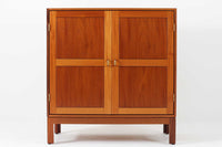 ビンテージ北欧家具の名門、デンマークのSoborg mobler社が手掛けたキャビネットです。デザイナーはChristian Hvidt(クリスチャン・ヴィッツ)。上質なマホガニー無垢材を贅沢に使用し、美しい木目と落ち着いた色合いが特徴的です。扉の意匠は4枚のパネルで構成され、シンプルながらも端正な印象を与えます。内部は左側に棚板、右側にファイルドロワーを配置した実用的な収納設計。特にフレームには指物(さしもの)による堅牢な組み方が施されており、デンマークの確かな家具製作技術を感じられます。脚付きのスタイルは床との間に適度な空間を作り出し、重厚な本体でありながら軽やかな印象を演出しています。リビングやダイニングルームでの使用に最適な、機能性とデザイン性を兼ね備えた逸品です。