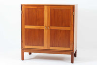 ビンテージ北欧家具の名門、デンマークのSoborg mobler社が手掛けたキャビネットです。デザイナーはChristian Hvidt(クリスチャン・ヴィッツ)。上質なマホガニー無垢材を贅沢に使用し、美しい木目と落ち着いた色合いが特徴的です。扉の意匠は4枚のパネルで構成され、シンプルながらも端正な印象を与えます。内部は左側に棚板、右側にファイルドロワーを配置した実用的な収納設計。特にフレームには指物(さしもの)による堅牢な組み方が施されており、デンマークの確かな家具製作技術を感じられます。脚付きのスタイルは床との間に適度な空間を作り出し、重厚な本体でありながら軽やかな印象を演出しています。リビングやダイニングルームでの使用に最適な、機能性とデザイン性を兼ね備えた逸品です。