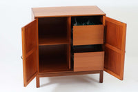 ビンテージ北欧家具の名門、デンマークのSoborg mobler社が手掛けたキャビネットです。デザイナーはChristian Hvidt(クリスチャン・ヴィッツ)。上質なマホガニー無垢材を贅沢に使用し、美しい木目と落ち着いた色合いが特徴的です。扉の意匠は4枚のパネルで構成され、シンプルながらも端正な印象を与えます。内部は左側に棚板、右側にファイルドロワーを配置した実用的な収納設計。特にフレームには指物(さしもの)による堅牢な組み方が施されており、デンマークの確かな家具製作技術を感じられます。脚付きのスタイルは床との間に適度な空間を作り出し、重厚な本体でありながら軽やかな印象を演出しています。リビングやダイニングルームでの使用に最適な、機能性とデザイン性を兼ね備えた逸品です。