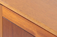 ビンテージ北欧家具の名門、デンマークのSoborg mobler社が手掛けたキャビネットです。デザイナーはChristian Hvidt(クリスチャン・ヴィッツ)。上質なマホガニー無垢材を贅沢に使用し、美しい木目と落ち着いた色合いが特徴的です。扉の意匠は4枚のパネルで構成され、シンプルながらも端正な印象を与えます。内部は左側に棚板、右側にファイルドロワーを配置した実用的な収納設計。特にフレームには指物(さしもの)による堅牢な組み方が施されており、デンマークの確かな家具製作技術を感じられます。脚付きのスタイルは床との間に適度な空間を作り出し、重厚な本体でありながら軽やかな印象を演出しています。リビングやダイニングルームでの使用に最適な、機能性とデザイン性を兼ね備えた逸品です。