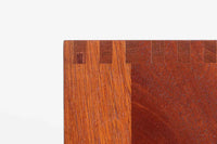 ビンテージ北欧家具の名門、デンマークのSoborg mobler社が手掛けたキャビネットです。デザイナーはChristian Hvidt(クリスチャン・ヴィッツ)。上質なマホガニー無垢材を贅沢に使用し、美しい木目と落ち着いた色合いが特徴的です。扉の意匠は4枚のパネルで構成され、シンプルながらも端正な印象を与えます。内部は左側に棚板、右側にファイルドロワーを配置した実用的な収納設計。特にフレームには指物(さしもの)による堅牢な組み方が施されており、デンマークの確かな家具製作技術を感じられます。脚付きのスタイルは床との間に適度な空間を作り出し、重厚な本体でありながら軽やかな印象を演出しています。リビングやダイニングルームでの使用に最適な、機能性とデザイン性を兼ね備えた逸品です。