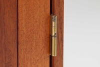 ビンテージ北欧家具の名門、デンマークのSoborg mobler社が手掛けたキャビネットです。デザイナーはChristian Hvidt(クリスチャン・ヴィッツ)。上質なマホガニー無垢材を贅沢に使用し、美しい木目と落ち着いた色合いが特徴的です。扉の意匠は4枚のパネルで構成され、シンプルながらも端正な印象を与えます。内部は左側に棚板、右側にファイルドロワーを配置した実用的な収納設計。特にフレームには指物(さしもの)による堅牢な組み方が施されており、デンマークの確かな家具製作技術を感じられます。脚付きのスタイルは床との間に適度な空間を作り出し、重厚な本体でありながら軽やかな印象を演出しています。リビングやダイニングルームでの使用に最適な、機能性とデザイン性を兼ね備えた逸品です。