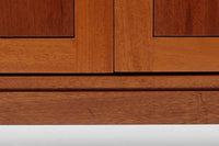 ビンテージ北欧家具の名門、デンマークのSoborg mobler社が手掛けたキャビネットです。デザイナーはChristian Hvidt(クリスチャン・ヴィッツ)。上質なマホガニー無垢材を贅沢に使用し、美しい木目と落ち着いた色合いが特徴的です。扉の意匠は4枚のパネルで構成され、シンプルながらも端正な印象を与えます。内部は左側に棚板、右側に引き出しを配置した実用的な収納設計。特にフレームや引き出しには指物(さしもの)による堅牢な組み方が施されており、デンマークの確かな家具製作技術を感じられます。脚付きのスタイルは床との間に適度な空間を作り出し、重厚な本体でありながら軽やかな印象を演出しています。リビングやダイニングルームでの使用に最適な、機能性とデザイン性を兼ね備えた逸品です。