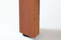 ビンテージ北欧家具の名門、デンマークのSoborg mobler社が手掛けたキャビネットです。デザイナーはChristian Hvidt(クリスチャン・ヴィッツ)。上質なマホガニー無垢材を贅沢に使用し、美しい木目と落ち着いた色合いが特徴的です。扉の意匠は4枚のパネルで構成され、シンプルながらも端正な印象を与えます。内部は左側に棚板、右側に引き出しを配置した実用的な収納設計。特にフレームや引き出しには指物(さしもの)による堅牢な組み方が施されており、デンマークの確かな家具製作技術を感じられます。脚付きのスタイルは床との間に適度な空間を作り出し、重厚な本体でありながら軽やかな印象を演出しています。リビングやダイニングルームでの使用に最適な、機能性とデザイン性を兼ね備えた逸品です。