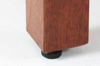 ビンテージ北欧家具の名門、デンマークのSoborg mobler社が手掛けたキャビネットです。デザイナーはChristian Hvidt(クリスチャン・ヴィッツ)。上質なマホガニー無垢材を贅沢に使用し、美しい木目と落ち着いた色合いが特徴的です。扉の意匠は4枚のパネルで構成され、シンプルながらも端正な印象を与えます。内部は左側に棚板、右側に引き出しを配置した実用的な収納設計。特にフレームや引き出しには指物(さしもの)による堅牢な組み方が施されており、デンマークの確かな家具製作技術を感じられます。脚付きのスタイルは床との間に適度な空間を作り出し、重厚な本体でありながら軽やかな印象を演出しています。リビングやダイニングルームでの使用に最適な、機能性とデザイン性を兼ね備えた逸品です。