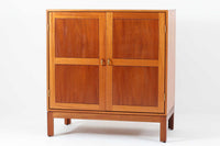 ビンテージ北欧家具の名門、デンマークのSoborg mobler社が手掛けたキャビネットです。デザイナーはChristian Hvidt(クリスチャン・ヴィッツ)。上質なマホガニー無垢材を贅沢に使用し、美しい木目と落ち着いた色合いが特徴的です。扉の意匠は4枚のパネルで構成され、シンプルながらも端正な印象を与えます。内部は左側に棚板、右側に引き出しを配置した実用的な収納設計。特にフレームや引き出しには指物(さしもの)による堅牢な組み方が施されており、デンマークの確かな家具製作技術を感じられます。脚付きのスタイルは床との間に適度な空間を作り出し、重厚な本体でありながら軽やかな印象を演出しています。リビングやダイニングルームでの使用に最適な、機能性とデザイン性を兼ね備えた逸品です。