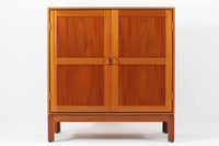 ビンテージ北欧家具の名門、デンマークのSoborg mobler社が手掛けたキャビネットです。デザイナーはChristian Hvidt(クリスチャン・ヴィッツ)。上質なマホガニー無垢材を贅沢に使用し、美しい木目と落ち着いた色合いが特徴的です。扉の意匠は4枚のパネルで構成され、シンプルながらも端正な印象を与えます。内部は左側に棚板、右側に引き出しを配置した実用的な収納設計。特にフレームや引き出しには指物(さしもの)による堅牢な組み方が施されており、デンマークの確かな家具製作技術を感じられます。脚付きのスタイルは床との間に適度な空間を作り出し、重厚な本体でありながら軽やかな印象を演出しています。リビングやダイニングルームでの使用に最適な、機能性とデザイン性を兼ね備えた逸品です。