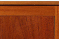 ビンテージ北欧家具の名門、デンマークのSoborg mobler社が手掛けたキャビネットです。デザイナーはChristian Hvidt(クリスチャン・ヴィッツ)。上質なマホガニー無垢材を贅沢に使用し、美しい木目と落ち着いた色合いが特徴的です。扉の意匠は4枚のパネルで構成され、シンプルながらも端正な印象を与えます。内部は左側に棚板、右側に引き出しを配置した実用的な収納設計。特にフレームや引き出しには指物(さしもの)による堅牢な組み方が施されており、デンマークの確かな家具製作技術を感じられます。脚付きのスタイルは床との間に適度な空間を作り出し、重厚な本体でありながら軽やかな印象を演出しています。リビングやダイニングルームでの使用に最適な、機能性とデザイン性を兼ね備えた逸品です。