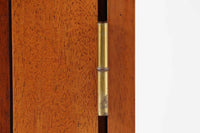 ビンテージ北欧家具の名門、デンマークのSoborg mobler社が手掛けたキャビネットです。デザイナーはChristian Hvidt(クリスチャン・ヴィッツ)。上質なマホガニー無垢材を贅沢に使用し、美しい木目と落ち着いた色合いが特徴的です。扉の意匠は4枚のパネルで構成され、シンプルながらも端正な印象を与えます。内部は左側に棚板、右側に引き出しを配置した実用的な収納設計。特にフレームや引き出しには指物(さしもの)による堅牢な組み方が施されており、デンマークの確かな家具製作技術を感じられます。脚付きのスタイルは床との間に適度な空間を作り出し、重厚な本体でありながら軽やかな印象を演出しています。リビングやダイニングルームでの使用に最適な、機能性とデザイン性を兼ね備えた逸品です。