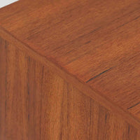 チーク材の美しい木目が前面に現れた、デンマークで作られた4段チェストです。直線を基調とした端正な佇まいと、引き出し上部に取手を設けたミニマルな構造が北欧らしい洗練を感じさせます。脚部は細身で床からの抜け感があり、空間を軽やかに演出します。収納力の高い4段構成で、衣類や書類、小物整理まで幅広く対応し、リビングや寝室、書斎など多様なシーンで活躍します。経年により深みを増したチークの色合いと質感は、ビンテージ家具ならではの魅力です。