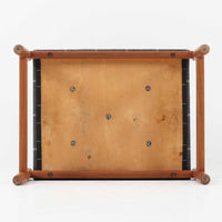 デンマーク製のこちらのスツールは、チーク材の温かみあるフレームに、日本メーカーのチェック柄ファブリックで張り替えを施した、北欧ビンテージ家具らしい洗練と実用性を兼ね備えた一脚です。脚部は丸棒を用いたシンプルな構造で、細部まで丁寧に仕上げられており、軽やかな佇まいの中に確かな安定感が感じられます。張地にはグレーベースに赤のラインがアクセントとなったチェック柄を採用し、空間に個性と落ち着きをもたらします。玄関やベッドサイド、オットマンとしての使用など幅広い用途に対応できるコンパクトなサイズ感も魅力です。また、裏面には「Danish Furnituremakers Control」ラベルが残されており、品質の高さを証明する一品です。経年により深まった木部の風合いと張地のコンビネーションが美しいスツールです。