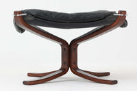 ノルウェーの名門家具ブランド「Vatne(バットネ)」から、デザイナーSigurd Resell(シガード・レッセル)によるオットマンです。独特の形状はシガード・レッセルのデザイン思想を色濃く反映したもので、木部と本革の組み合わせがモダンな印象を与えます。オットマンとしてもスツールとしてもお使いいただけます。