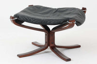 ノルウェーの名門家具ブランド「Vatne(バットネ)」から、デザイナーSigurd Resell(シガード・レッセル)によるオットマンです。独特の形状はシガード・レッセルのデザイン思想を色濃く反映したもので、木部と本革の組み合わせがモダンな印象を与えます。オットマンとしてもスツールとしてもお使いいただけます。