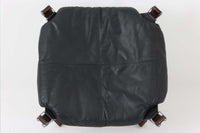 ノルウェーの名門家具ブランド「Vatne(バットネ)」から、デザイナーSigurd Resell(シガード・レッセル)によるオットマンです。独特の形状はシガード・レッセルのデザイン思想を色濃く反映したもので、木部と本革の組み合わせがモダンな印象を与えます。オットマンとしてもスツールとしてもお使いいただけます。