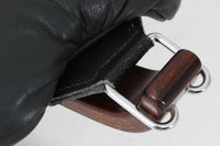 ノルウェーの名門家具ブランド「Vatne(バットネ)」から、デザイナーSigurd Resell(シガード・レッセル)によるオットマンです。独特の形状はシガード・レッセルのデザイン思想を色濃く反映したもので、木部と本革の組み合わせがモダンな印象を与えます。オットマンとしてもスツールとしてもお使いいただけます。