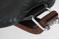 ノルウェーの名門家具ブランド「Vatne(バットネ)」から、デザイナーSigurd Resell(シガード・レッセル)によるオットマンです。独特の形状はシガード・レッセルのデザイン思想を色濃く反映したもので、木部と本革の組み合わせがモダンな印象を与えます。オットマンとしてもスツールとしてもお使いいただけます。