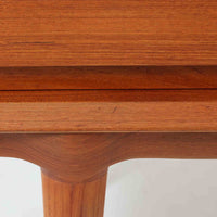 Gunni Omannがデザインし、Omann Jun社によって製造されたModel 18は、洗練されたラインと実用性を兼ね備えた北欧ビンテージの名作サイドボードです。チーク材の美しい木目が前面に広がり、引き出しとスライド扉の組み合わせが高い収納力を実現しています。特に繊細に削り出された取手や先細りの脚部が、軽やかで彫刻的な印象を与え、空間を上質に演出します。幅200cmのサイズ感は、リビングやダイニングの主役として活躍する存在感ある一台です。