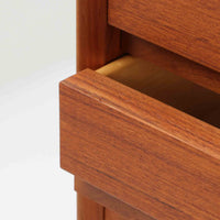 Gunni Omannがデザインし、Omann Jun社によって製造されたModel 18は、洗練されたラインと実用性を兼ね備えた北欧ビンテージの名作サイドボードです。チーク材の美しい木目が前面に広がり、引き出しとスライド扉の組み合わせが高い収納力を実現しています。特に繊細に削り出された取手や先細りの脚部が、軽やかで彫刻的な印象を与え、空間を上質に演出します。幅200cmのサイズ感は、リビングやダイニングの主役として活躍する存在感ある一台です。