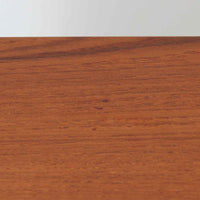 Gunni Omannがデザインし、Omann Jun社によって製造されたModel 18は、洗練されたラインと実用性を兼ね備えた北欧ビンテージの名作サイドボードです。チーク材の美しい木目が前面に広がり、引き出しとスライド扉の組み合わせが高い収納力を実現しています。特に繊細に削り出された取手や先細りの脚部が、軽やかで彫刻的な印象を与え、空間を上質に演出します。幅200cmのサイズ感は、リビングやダイニングの主役として活躍する存在感ある一台です。