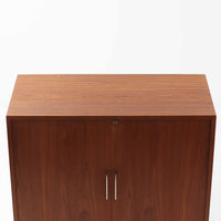 Bjerringbro Savvaerkによるチーク材キャビネットは、上下に分かれた構成と可動棚を備えた収納力の高さが魅力です。上段は3段のシェルフ、下段は珍しいポケットドア構造の扉内にA4サイズの書類が収納可能な引き出し型トレイが8段並び、書類や小物の整理に適しています。直線的で端正なフォルムと、チーク材の木目が美しく調和した佇まいは、北欧ビンテージらしい実用性と美しさを兼ね備えた逸品です。