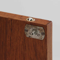 Bjerringbro Savvaerkによるチーク材キャビネットは、上下に分かれた構成と可動棚を備えた収納力の高さが魅力です。上段は3段のシェルフ、下段は珍しいポケットドア構造の扉内にA4サイズの書類が収納可能な引き出し型トレイが8段並び、書類や小物の整理に適しています。直線的で端正なフォルムと、チーク材の木目が美しく調和した佇まいは、北欧ビンテージらしい実用性と美しさを兼ね備えた逸品です。