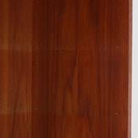 Bjerringbro Savvaerkによるチーク材キャビネットは、上下に分かれた構成と可動棚を備えた収納力の高さが魅力です。上段は3段のシェルフ、下段は珍しいポケットドア構造の扉内にA4サイズの書類が収納可能な引き出し型トレイが8段並び、書類や小物の整理に適しています。直線的で端正なフォルムと、チーク材の木目が美しく調和した佇まいは、北欧ビンテージらしい実用性と美しさを兼ね備えた逸品です。