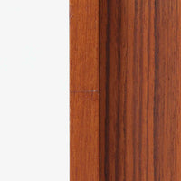 幅88cmとコンパクトなサイズ感が魅力のこちらのボードは、チーク材の温もりある質感と直線的なデザインが調和した北欧ビンテージ品です。前面にはスライド扉を備え、内部は左右に仕切られた収納スペースで、日用品の整理や見せたくない物の収納にも最適です。脚部にはテーパー加工が施され、軽やかな印象を与えつつ安定感も確保。省スペースに置けるため、玄関や寝室など限られた空間にもフィットし、日常に使いやすい一台です。