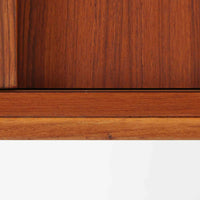 幅88cmとコンパクトなサイズ感が魅力のこちらのボードは、チーク材の温もりある質感と直線的なデザインが調和した北欧ビンテージ品です。前面にはスライド扉を備え、内部は左右に仕切られた収納スペースで、日用品の整理や見せたくない物の収納にも最適です。脚部にはテーパー加工が施され、軽やかな印象を与えつつ安定感も確保。省スペースに置けるため、玄関や寝室など限られた空間にもフィットし、日常に使いやすい一台です。