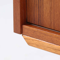 幅88cmとコンパクトなサイズ感が魅力のこちらのボードは、チーク材の温もりある質感と直線的なデザインが調和した北欧ビンテージ品です。前面にはスライド扉を備え、内部は左右に仕切られた収納スペースで、日用品の整理や見せたくない物の収納にも最適です。脚部にはテーパー加工が施され、軽やかな印象を与えつつ安定感も確保。省スペースに置けるため、玄関や寝室など限られた空間にもフィットし、日常に使いやすい一台です。