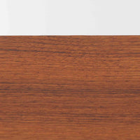 幅88cmとコンパクトなサイズ感が魅力のこちらのボードは、チーク材の温もりある質感と直線的なデザインが調和した北欧ビンテージ品です。前面にはスライド扉を備え、内部は左右に仕切られた収納スペースで、日用品の整理や見せたくない物の収納にも最適です。脚部にはテーパー加工が施され、軽やかな印象を与えつつ安定感も確保。省スペースに置けるため、玄関や寝室など限られた空間にもフィットし、日常に使いやすい一台です。