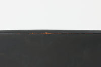 こちらは、デンマークの名門家具メーカーFritz Hansen(フリッツ・ハンセン)が生産した、デザイナーArne Jacobsen(アルネ・ヤコブセン)の作品「アントチェア」です。3本脚のデザインは、ヤコブセンの持つ独特のデザイン哲学を感じさせます。