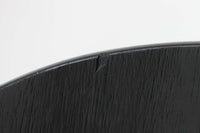 こちらは、デンマークの名門家具メーカーFritz Hansen(フリッツ・ハンセン)が生産した、デザイナーArne Jacobsen(アルネ・ヤコブセン)の作品「アントチェア」です。3本脚のデザインは、ヤコブセンの持つ独特のデザイン哲学を感じさせます。