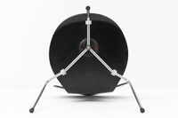 こちらは、デンマークの名門家具メーカーFritz Hansen(フリッツ・ハンセン)が生産した、デザイナーArne Jacobsen(アルネ・ヤコブセン)の作品「アントチェア」です。3本脚のデザインは、ヤコブセンの持つ独特のデザイン哲学を感じさせます。