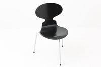 こちらは、デンマークの名門家具メーカーFritz Hansen(フリッツ・ハンセン)が生産した、デザイナーArne Jacobsen(アルネ・ヤコブセン)の作品「アントチェア」です。3本脚のデザインは、ヤコブセンの持つ独特のデザイン哲学を感じさせます。