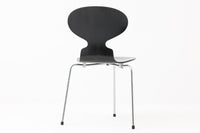 こちらは、デンマークの名門家具メーカーFritz Hansen(フリッツ・ハンセン)が生産した、デザイナーArne Jacobsen(アルネ・ヤコブセン)の作品「アントチェア」です。3本脚のデザインは、ヤコブセンの持つ独特のデザイン哲学を感じさせます。